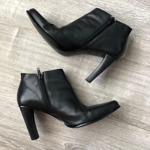 Gloria Vanderbilt black ankle zippered boots